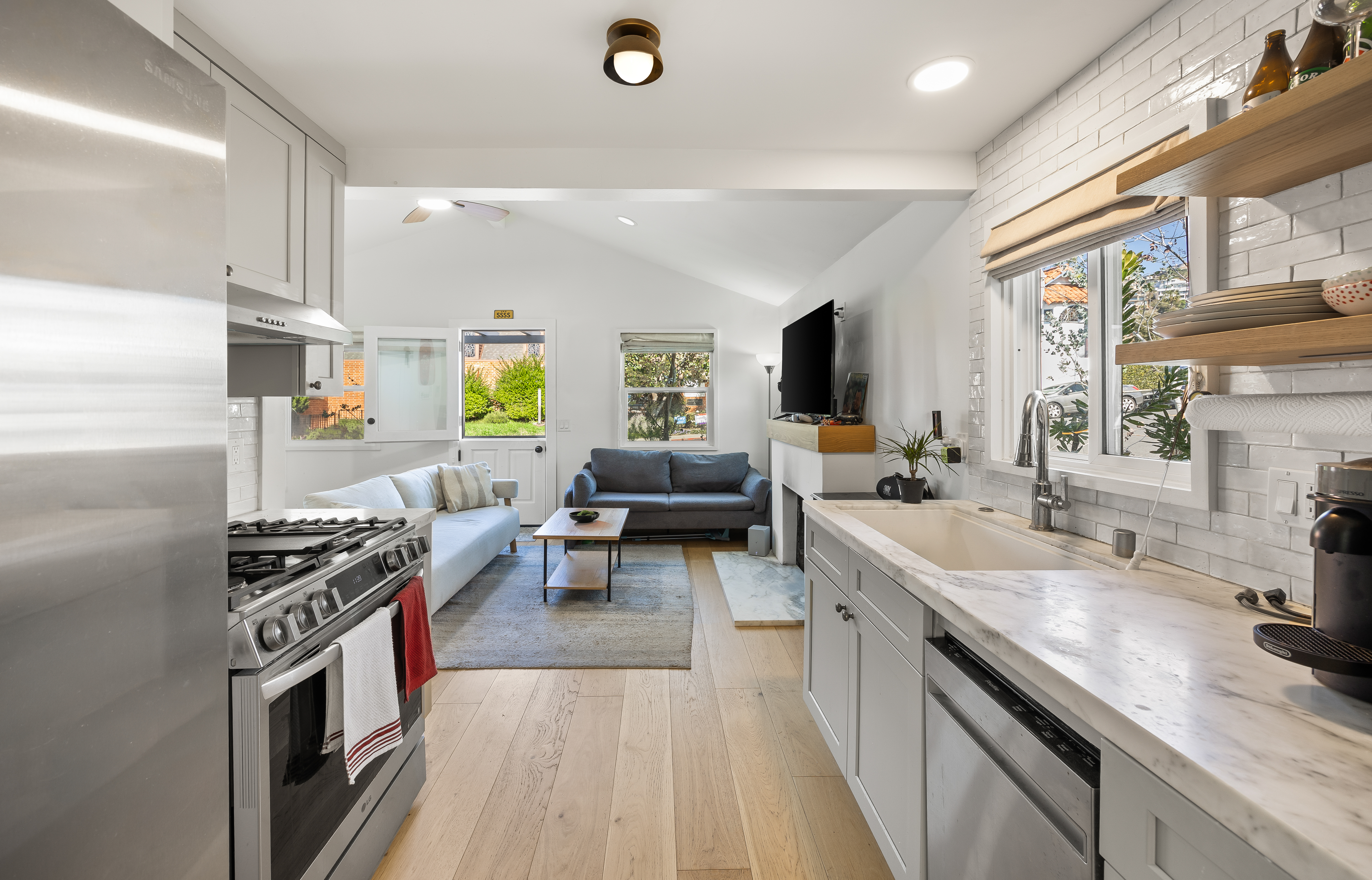 Kitchen with marble finish